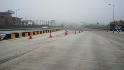 潼南遭遇能見度小于200米大霧部分高速實(shí)行交通管制